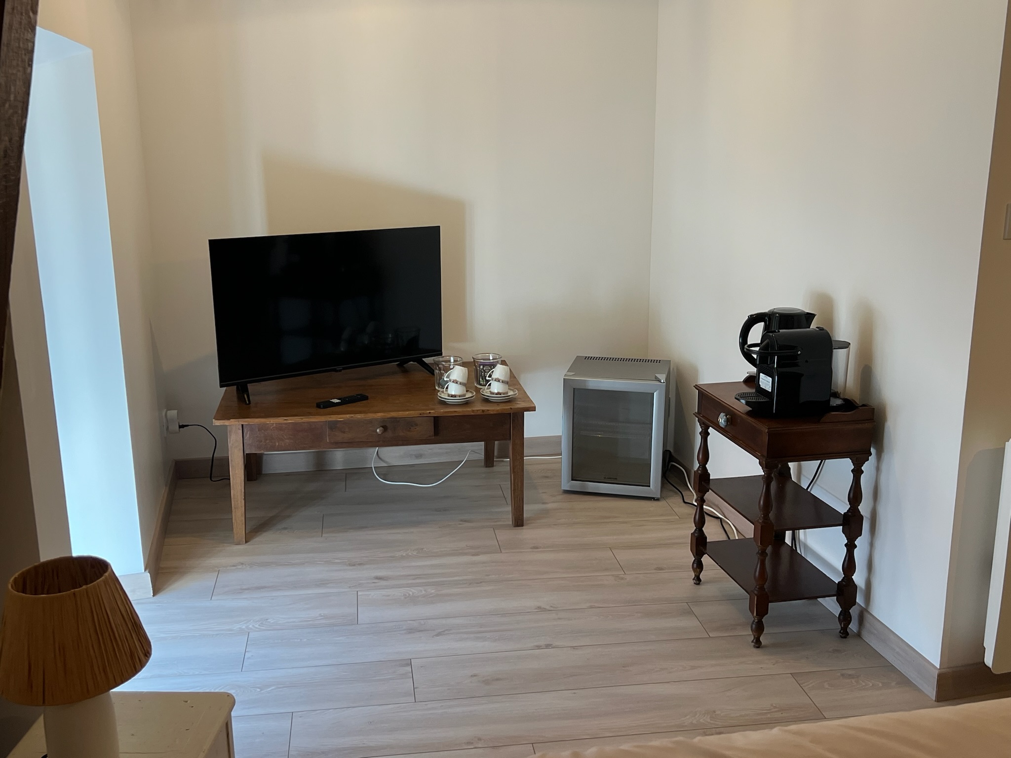 TV, Mini-bar, cafetière et bouilloire